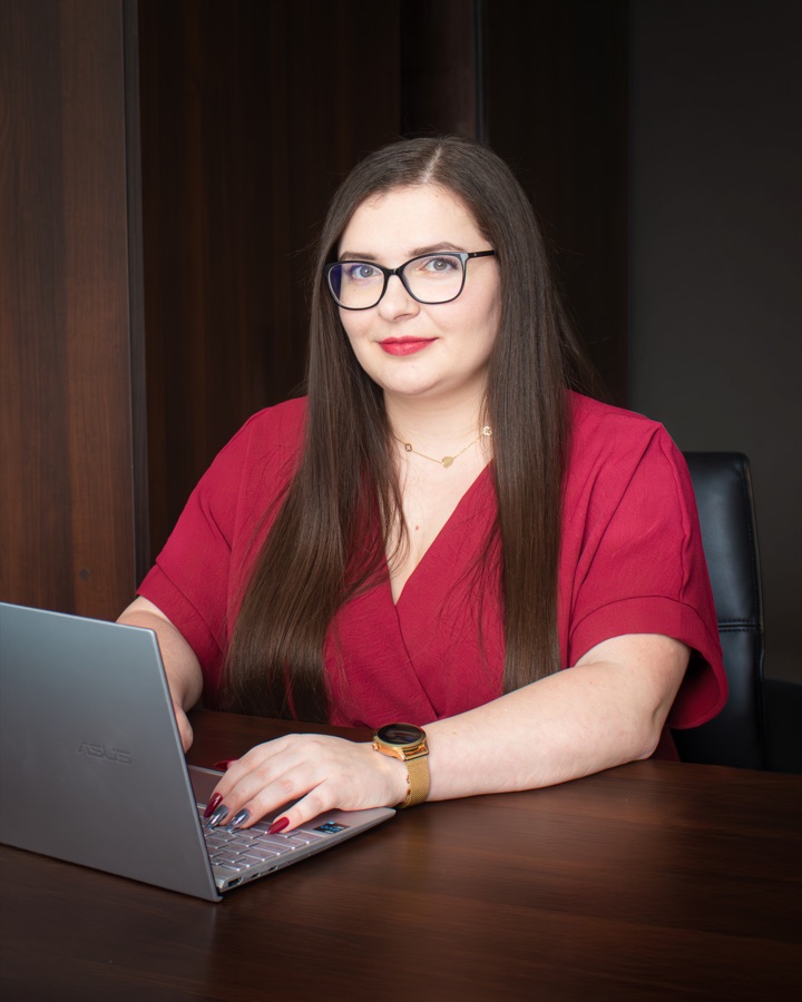 Adwokat Justyna Stanio przy biurku